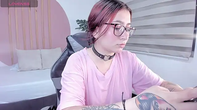 charlottee27  online show from February 6, 2026, 2:07 am