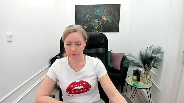 Snapshot of CharlotteKerti chatting on May 16, 2026, 11:42 am CharlotteKerti online show from May 16, 2026, 11:42 am