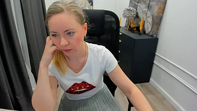 Snapshot of CharlotteKerti chatting on May 18, 2026, 11:48 am CharlotteKerti online show from May 18, 2026, 11:48 am