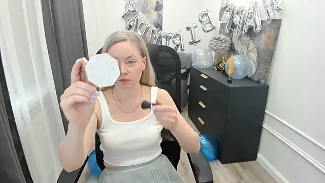 Snapshot of CharlotteKerti chatting on May 20, 2026, 11:40 am CharlotteKerti online show from May 20, 2026, 11:40 am