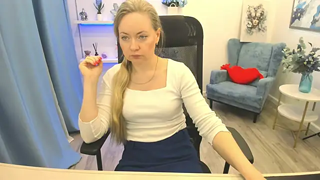 Snapshot of CharlotteKerti chatting on April 14, 2026, 11:37 am CharlotteKerti online show from April 14, 2026, 11:37 am