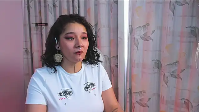 Snapshot of Sylvara_bx chatting on August 5, 2026, 12:10 pm Sylvara bx online show from August 5, 2026, 12:10 pm