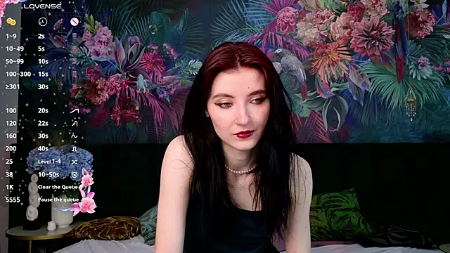 NicoleLuxe online show from April 21, 2026, 6:25 pm
