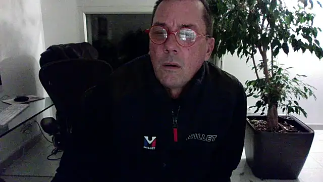 erw4n38 online show from February 4, 2026, 9:54 pm