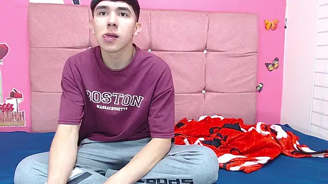 massimoferrera303av online show from February 15, 2026, 6:18 pm