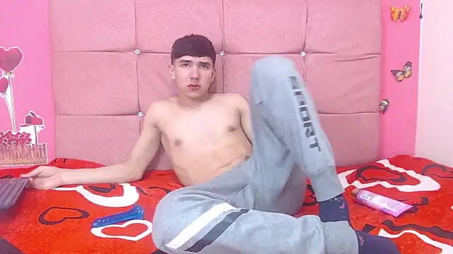 massimoferrera303av online show from February 12, 2026, 6:29 pm