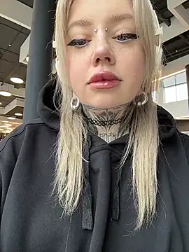 Snapshot of Chiibi chatting on March 25, 2026, 9:52 am Chiibi online show from March 25, 2026, 9:52 am