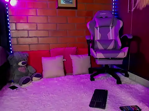 Snapshot of cristalprincess_ chatting on March 4, 2026, 10:28 pm cristalprincess online show from March 4, 2026, 10:28 pm