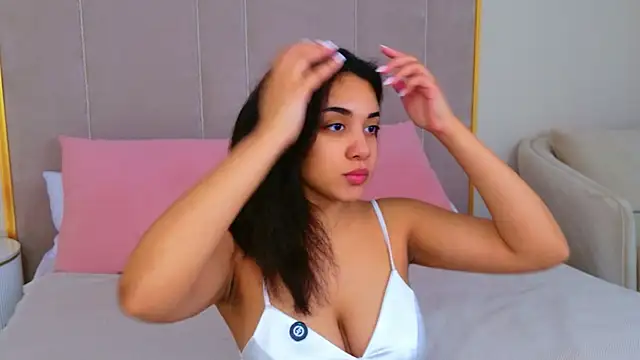 Snapshot of Luna_Cortier chatting on May 17, 2026, 5:18 am Luna Cortier online show from May 17, 2026, 5:18 am