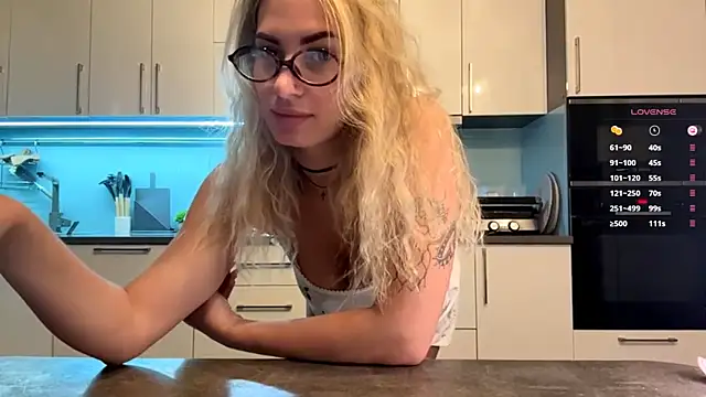 SoftnessMila online show from April 25, 2026, 4:48 pm