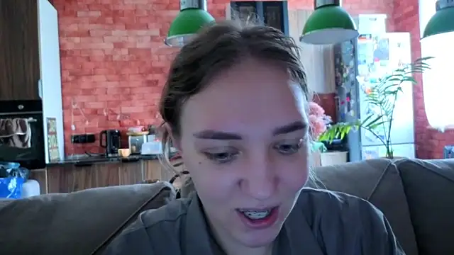 Snapshot of alice_charm_ chatting on May 3, 2026, 2:49 am alice charm online show from May 3, 2026, 2:49 am