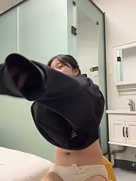 Snapshot of LXR77887 chatting on February 17, 2026, 2:03 pm LXR77887 online show from February 17, 2026, 2:03 pm