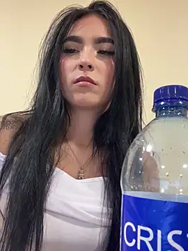 Sara Fernandez  online show from March 2, 2026, 2:35 pm