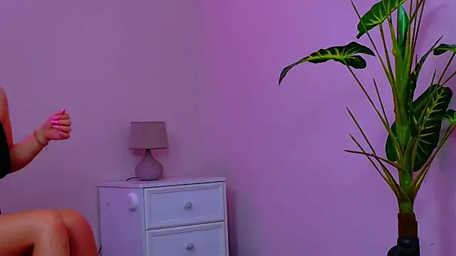 Snapshot of Ivorym00n chatting on February 26, 2026, 5:18 am Ivorym00n online show from February 26, 2026, 5:18 am