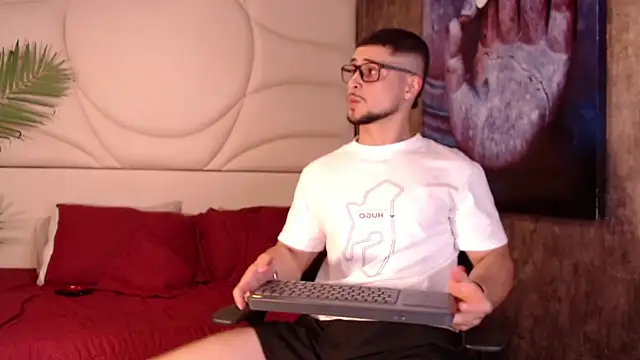 valenssio moretti online show from March 24, 2026, 4:01 am