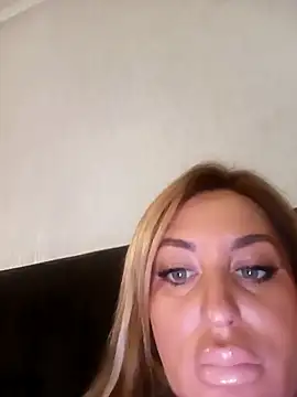 MiaMooly online show from December 14, 2025, 3:50 pm