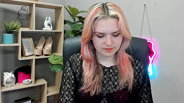 Snapshot of SweetLilyxo chatting on July 4, 2026, 7:37 am SweetLilyxo online show from July 4, 2026, 7:37 am