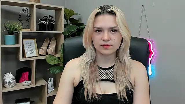 Snapshot of SweetLilyxo chatting on August 6, 2026, 6:41 am SweetLilyxo online show from August 6, 2026, 6:41 am