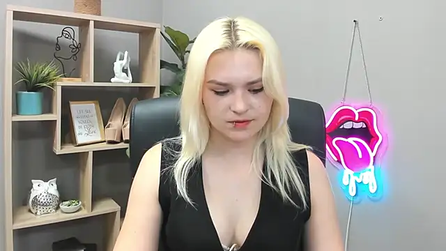 Snapshot of SweetLilyxo chatting on May 26, 2026, 6:44 am SweetLilyxo online show from May 26, 2026, 6:44 am