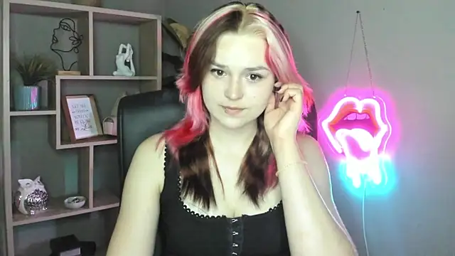 Snapshot of SweetLilyxo chatting on June 7, 2026, 1:38 pm SweetLilyxo online show from June 7, 2026, 1:38 pm