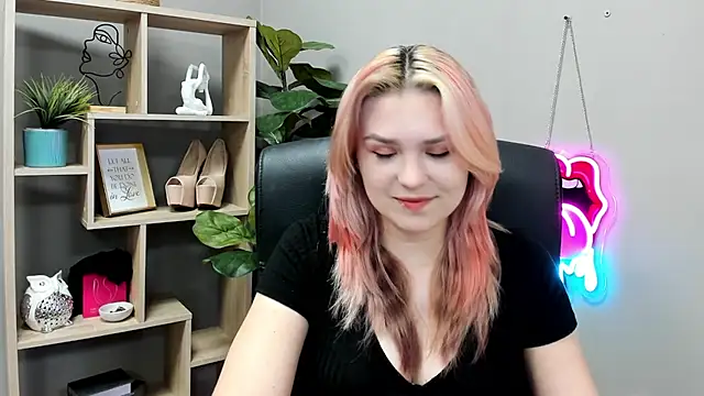 Snapshot of SweetLilyxo chatting on July 2, 2026, 6:41 am SweetLilyxo online show from July 2, 2026, 6:41 am