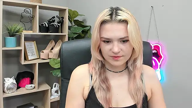 Snapshot of SweetLilyxo chatting on July 20, 2026, 6:43 am SweetLilyxo online show from July 20, 2026, 6:43 am