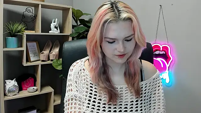 Snapshot of SweetLilyxo chatting on July 7, 2026, 8:40 am SweetLilyxo online show from July 7, 2026, 8:40 am
