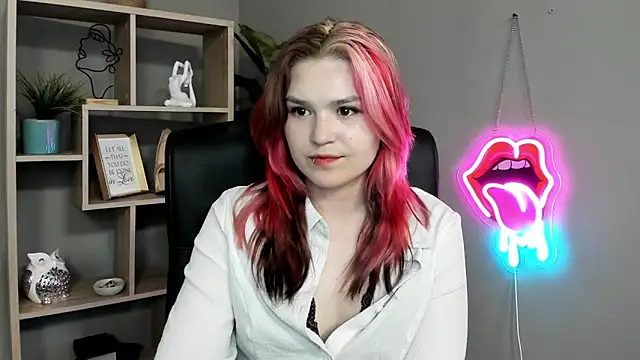 Snapshot of SweetLilyxo chatting on June 14, 2026, 1:56 pm SweetLilyxo online show from June 14, 2026, 1:56 pm