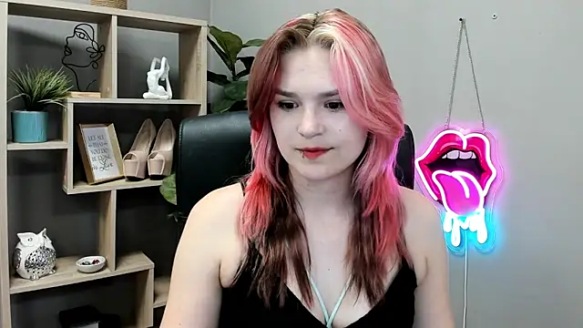 Snapshot of SweetLilyxo chatting on June 18, 2026, 1:27 pm SweetLilyxo online show from June 18, 2026, 1:27 pm