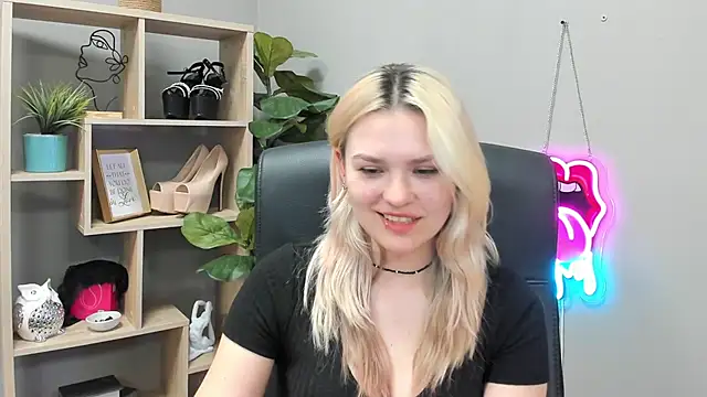 Snapshot of SweetLilyxo chatting on July 28, 2026, 11:17 am SweetLilyxo online show from July 28, 2026, 11:17 am