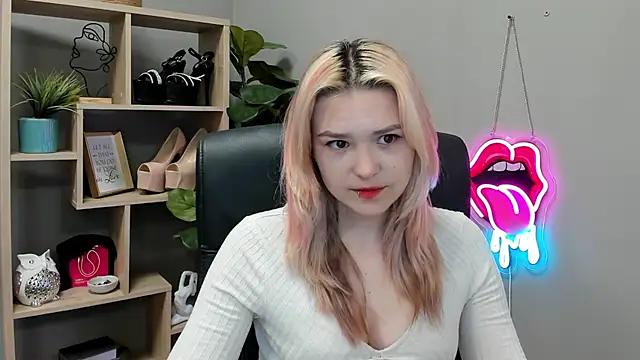 Snapshot of SweetLilyxo chatting on July 14, 2026, 6:40 am SweetLilyxo online show from July 14, 2026, 6:40 am