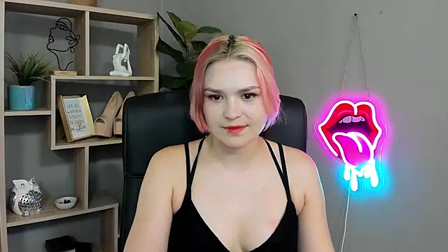 Snapshot of SweetLilyxo chatting on June 24, 2026, 1:32 pm SweetLilyxo online show from June 24, 2026, 1:32 pm