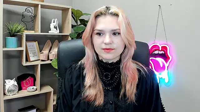 Snapshot of SweetLilyxo chatting on July 6, 2026, 7:04 am SweetLilyxo online show from July 6, 2026, 7:04 am