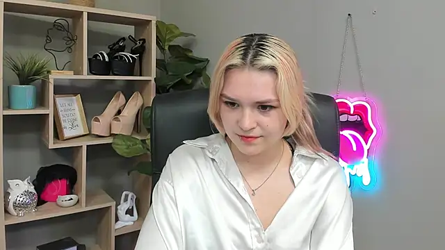 Snapshot of SweetLilyxo chatting on July 22, 2026, 1:46 pm SweetLilyxo online show from July 22, 2026, 1:46 pm