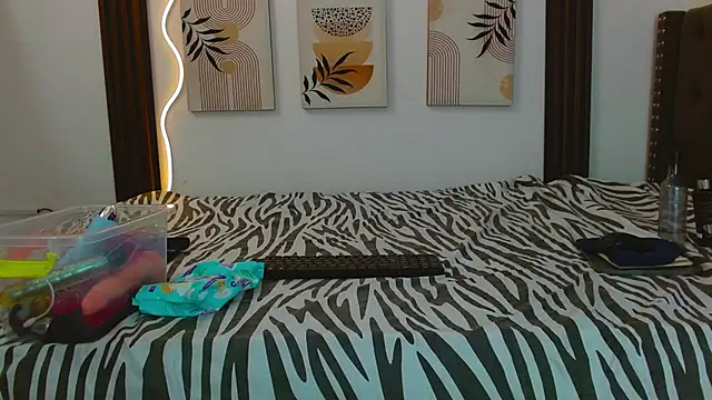 Snapshot of miss_caty chatting on April 14, 2026, 12:48 am miss caty online show from April 14, 2026, 12:48 am