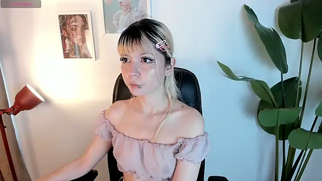 Snapshot of Laukyubey1 chatting on May 8, 2026, 8:01 pm Laukyubey1 online show from May 8, 2026, 8:01 pm