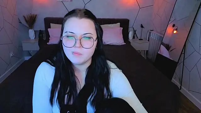 Snapshot of Kira_G0ld chatting on May 27, 2026, 9:16 am Kira G0ld online show from May 27, 2026, 9:16 am