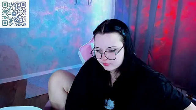 Snapshot of Kira_G0ld chatting on April 22, 2026, 9:27 am Kira G0ld online show from April 22, 2026, 9:27 am