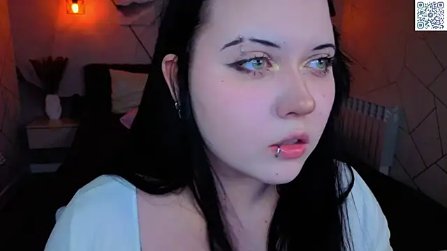 Snapshot of Kira_G0ld chatting on May 10, 2026, 9:02 am Kira G0ld online show from May 10, 2026, 9:02 am