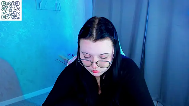 Snapshot of Kira_G0ld chatting on April 24, 2026, 9:11 am Kira G0ld online show from April 24, 2026, 9:11 am