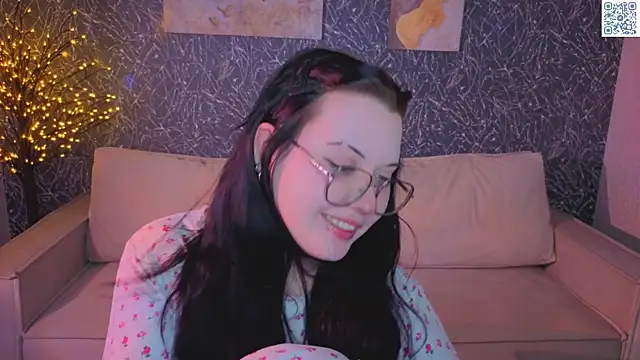 Snapshot of Kira_G0ld chatting on May 14, 2026, 9:06 am Kira G0ld online show from May 14, 2026, 9:06 am