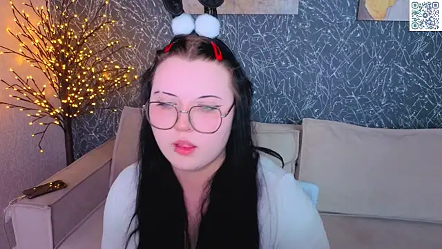 Snapshot of Kira_G0ld chatting on May 5, 2026, 8:50 am Kira G0ld online show from May 5, 2026, 8:50 am