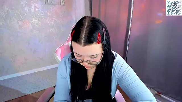 Snapshot of Kira_G0ld chatting on May 6, 2026, 8:40 am Kira G0ld online show from May 6, 2026, 8:40 am