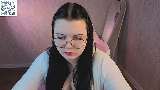 Snapshot of Kira_G0ld chatting on April 28, 2026, 1:04 am Kira G0ld online show from April 28, 2026, 1:04 am