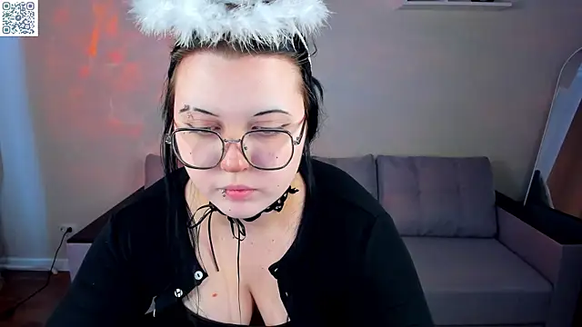 Snapshot of Kira_G0ld chatting on May 17, 2026, 8:47 am Kira G0ld online show from May 17, 2026, 8:47 am
