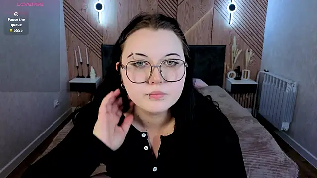Snapshot of Kira_G0ld chatting on May 28, 2026, 9:17 am Kira G0ld online show from May 28, 2026, 9:17 am