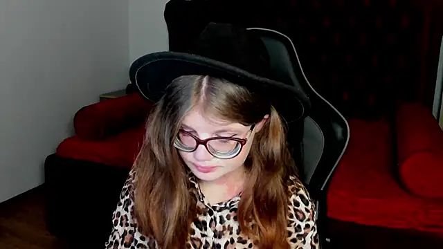 ChloeHalses online show from April 22, 2026, 5:03 am