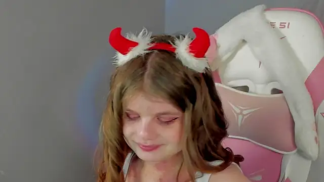 Snapshot of ChloeHalses chatting on May 17, 2026, 5:02 pm ChloeHalses online show from May 17, 2026, 5:02 pm