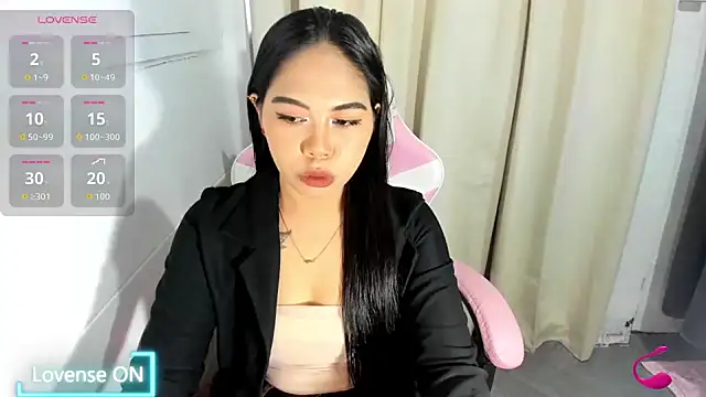 Ursweetyshaine online show from June 10, 2026, 2:35 am