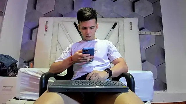 Snapshot of GoldenBoyM chatting on June 25, 2026, 3:26 am GoldenBoyM online show from June 25, 2026, 3:26 am